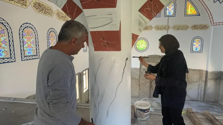 Elazığlı baba kız Giresun'daki camilerin duvarlarını süslüyor