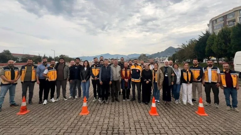 Tirebolu'da düzenlenen ambulans sürüş güvenliği eğitimi, 18 kursiyer ve 7