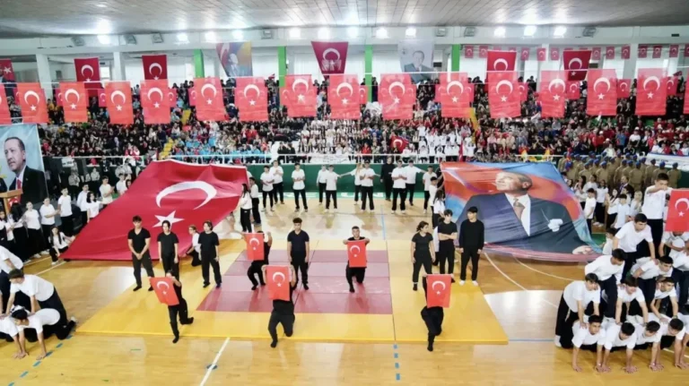 Giresun, Türkiye Cumhuriyeti'nin 102. yıl dönümünü coşkulu törenlerle kutladı. Vali