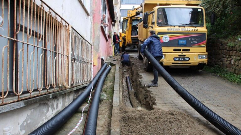 Daha konforlu bir şehir hedefleyen Giresun Belediyesi saha ekipleri şehrin