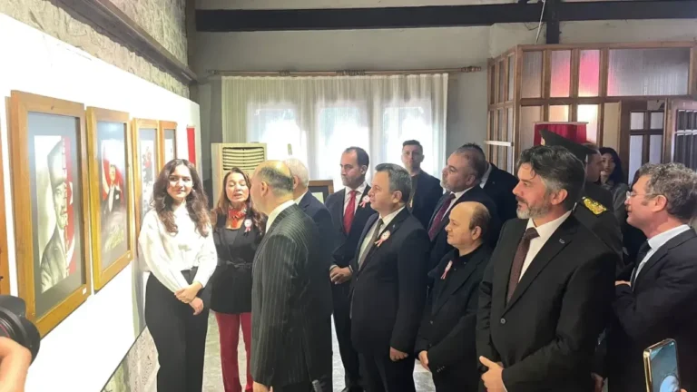 Güzel Sanatlar Lisesi öğrencilerinin Cumhuriyet ve Atatürk temalı resim sergisi,