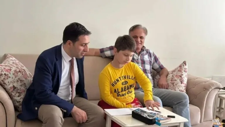 Bulancak Kaymakamı’ndan Genç Yazar Miraç Çelebi’ye Destek Ziyareti Bulancak Kaymakamı Ünal Tuncer, ilçenin genç yeteneklerinden yazar Miraç Deniz