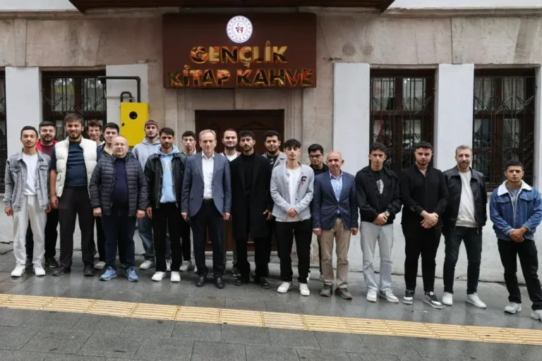 Giresun’da Gençler Şehri Tanıyor: ‘Gelin Tanış Olalım’ Projesi Giresun'da üniversite öğrencileri, 'Gelin Tanış Olalım' projesiyle yaşadıkları şehri keşfediyor.