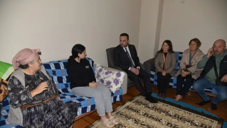 Görele Belediye Başkanı Hasbi Dede, ilçe sakinleriyle ev ziyaretlerinde bir