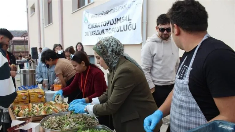 Alucra MYO Hamsi Şöleni: Öğrenciler Karadeniz Lezzetine Doydu Alucra Meslek Yüksekokulu'nda düzenlenen Hamsi Şöleni, öğrenci ve protokol üyelerinin