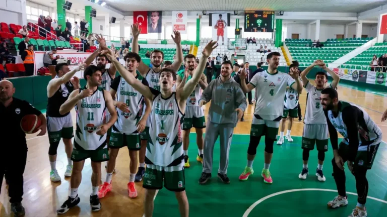 Kerasusspor Uşak Deplasmanında: TB2L’de Galibiyet Serisi Hedefi Türkiye Basketbol 2. Ligi (TB2L) temsilcisi Kerasusspor, ikinci hafta maçında