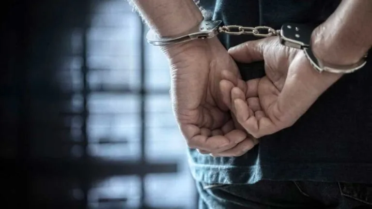 Köpeği aracının arkasında zincirle sürüklediği iddia edilen sürücü yakalandı