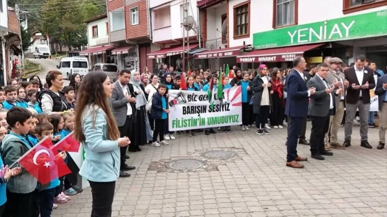 Giresun'un Kovanlık beldesindeki okullar, düzenledikleri kermes ve sergiyle Gazze için