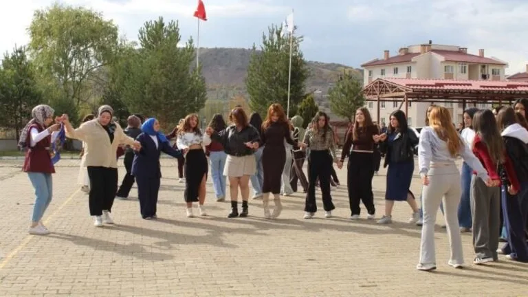 Giresun Üniversitesi Alucra Meslek Yüksekokulu öğrencileri, sınavlar öncesi düzenlenen kaynaşma