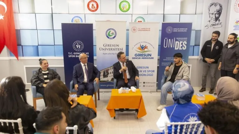 Spor Bakanı Yardımcısı Eminoğlu Giresun’da öğrencilerle buluştu