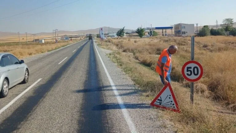 Trafikte Sadeleşme: 32 Binden Fazla Hız Levhası Kaldırıldı Ulaştırma ve Altyapı Bakanlığı, karayollarında hız sınırı işaretlemelerini sadeleştirme çalışmaları