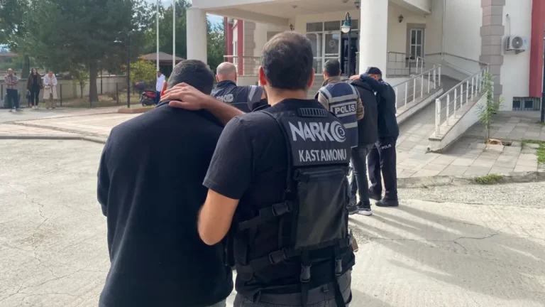 Kastamonu Merkezli Uyuşturucu Operasyonu: 3 Tutuklama İstanbul'da yakalanan 3 uyuşturucu şüphelisi, Kastamonu merkezli operasyonla tutuklandı. Zanlıların
