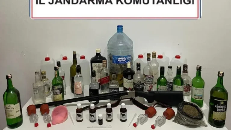 Giresun Keşap’ta Kaçak Alkol Operasyonu: Şüpheliler Serbest Giresun'un Keşap ilçesinde jandarma ekiplerince düzenlenen operasyonda yüklü miktarda kaçak