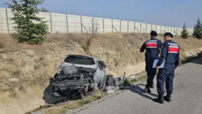 Çorum'da meydana gelen trafik kazasında bir otomobil devrildi. Kazada araçta
