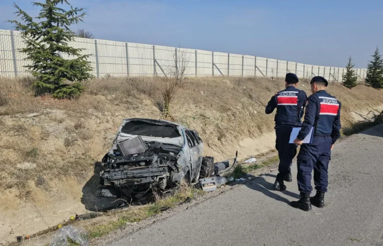 Çorum'da meydana gelen trafik kazasında bir otomobil devrildi. Kazada araçta