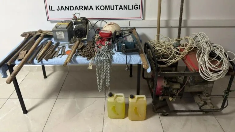Samsun'un Alaçam ilçesinde jandarma ekipleri, izinsiz kazı yapan 4 kişiyi