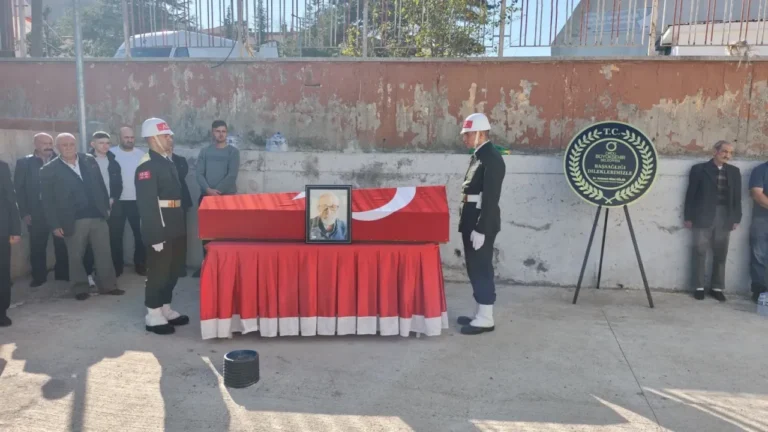 Kore Gazisi Çamoğlu, Akkuş’ta Törenle Son Yolculuğuna Uğurlandı Ordu'nun Akkuş ilçesinde 94 yaşındaki Kore Gazisi Çamoğlu, düzenlenen askeri