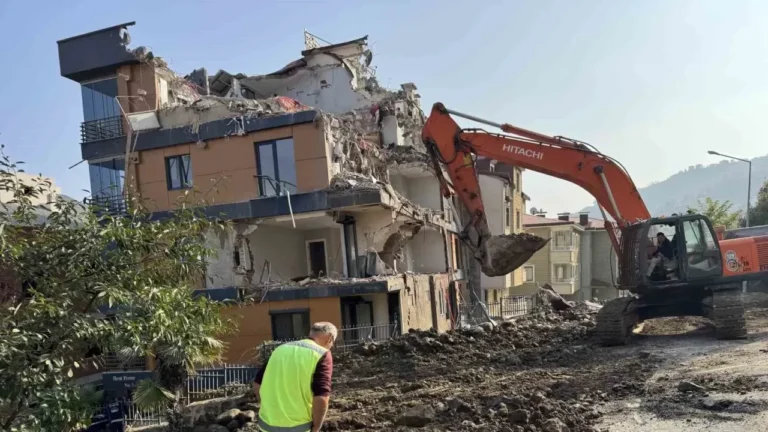 Güzelyalı’da Zemin Kayması: Çatlak Bina Kontrollü Yıkılıyor Altınordu'nun Güzelyalı Mahallesi'nde, yanındaki inşaat çalışmaları nedeniyle zemin kayması ve