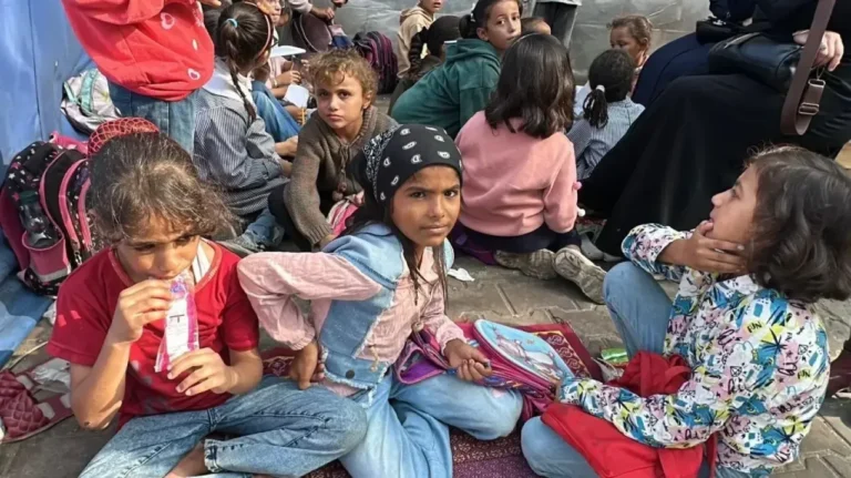 Gazze Şeridi'nde binlerce çocuk, İsrail saldırılarının ardından enkaza dönen okullarda