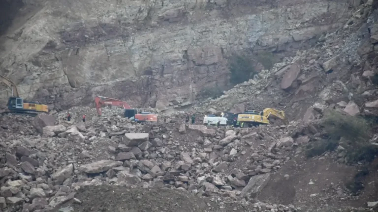 Ordu'daki taş ocağı şantiyesinde meydana gelen göçükte kaybolan kamyon şoförü