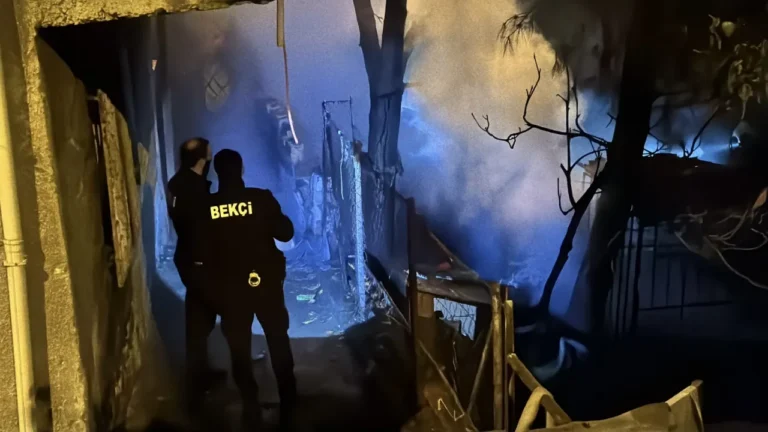 Karabük'te bir evin bahçesinde çıkan yangına müdahale eden itfaiye ekiplerinden