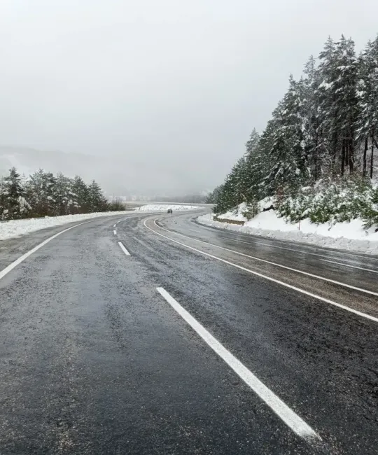 Yoğun kar ve tipi nedeniyle kapanan Ordu-Sivas kara yolu, ekiplerin