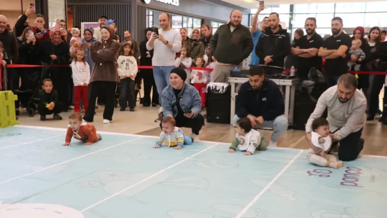 İl merkezindeki bir alışveriş merkezinde düzenlenen bebek emekleme yarışması, 7-12