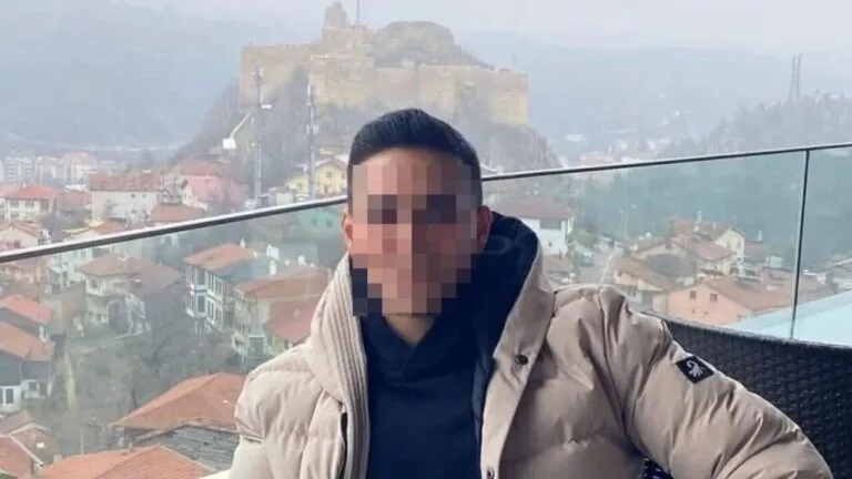 Giresun’da Uzman Çavuş Evinde Ölü Bulundu: İntihar Şüphesi Giresun'un Görele ilçesinde görevli Uzman Çavuş V. U. C., evinde