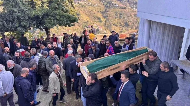 Giresun'un Keşap ilçesinde meydana gelen trafik tartışması kanlı bitti. Emekli