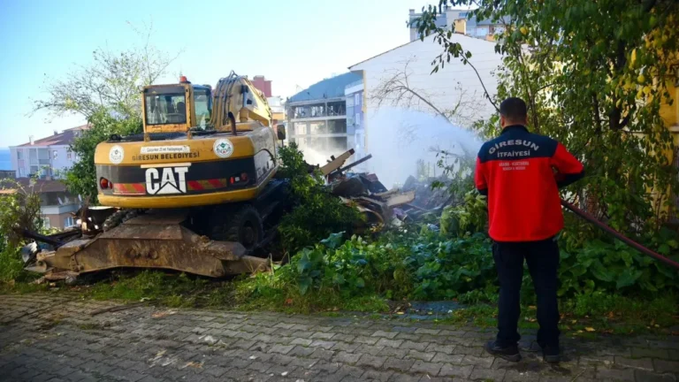 Giresun Metruk Bina Yıkımları Hız Kesmiyor: Güvenlik Önceliği Giresun Belediyesi, şehirdeki güvenlik riski taşıyan metruk binaların yıkımına devam