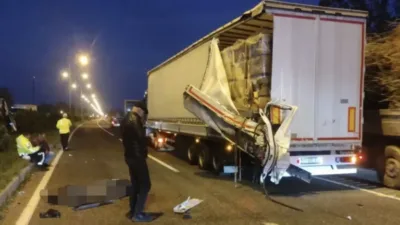 Samsun'un Terme ilçesinde meydana gelen trafik kazasında bir minibüs tıra