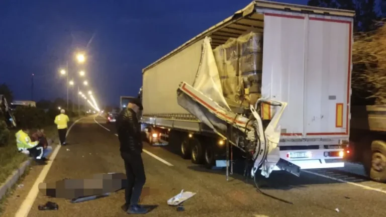 Samsun'un Terme ilçesinde meydana gelen trafik kazasında bir minibüs tıra