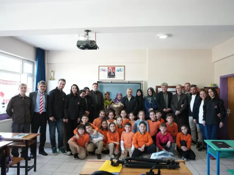 Düzce'nin Kaynaşlı ilçesinde görev yapan görme engelli öğretmen Sabri Ergin,