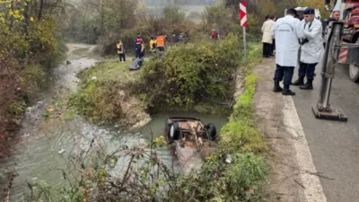 Bartın'ın Çamaltı köyünde meydana gelen trafik kazasında, bir otomobil köprüden