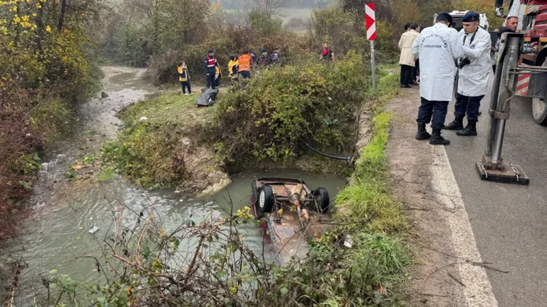 Bartın’da Dereye Düşen Otomobilde Karı Koca Hayatını Kaybetti Bartın'ın Çamaltı köyünde meydana gelen trafik kazasında, bir otomobil köprüden