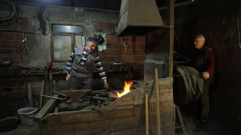 Mehmet ve Bilal Patan kardeşler, babalarından miras kalan demircilik mesleğini