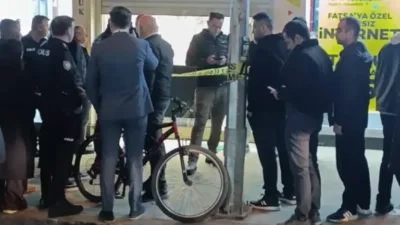 Ordu'nun Fatsa ilçesinde, motosiklet kaskıyla bir kuyumcuya giren şüpheli, vitrindeki