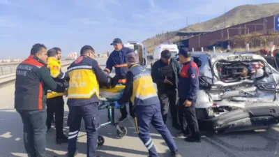 Çorum'un Sungurlu ilçesinde meydana gelen trafik kazasında bir kamyon ile