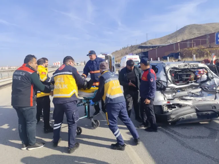 Çorum'un Sungurlu ilçesinde meydana gelen trafik kazasında bir kamyon ile