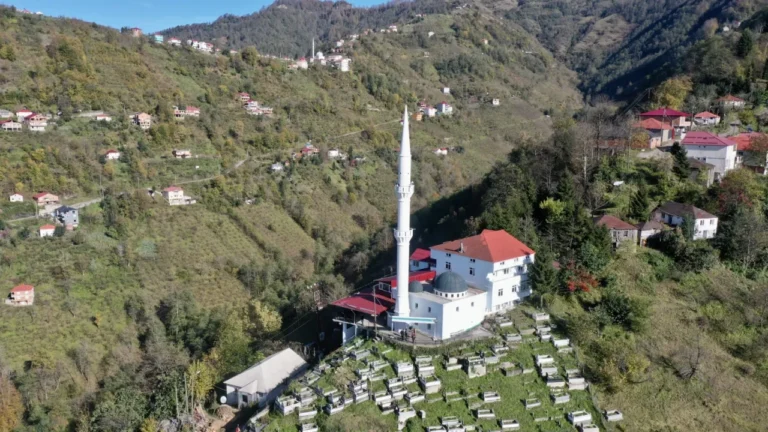 Giresun'un Eynesil ilçesindeki Yarımca Köyü Camisi'nde, 70 basamaklı merdivenleri aşmakta