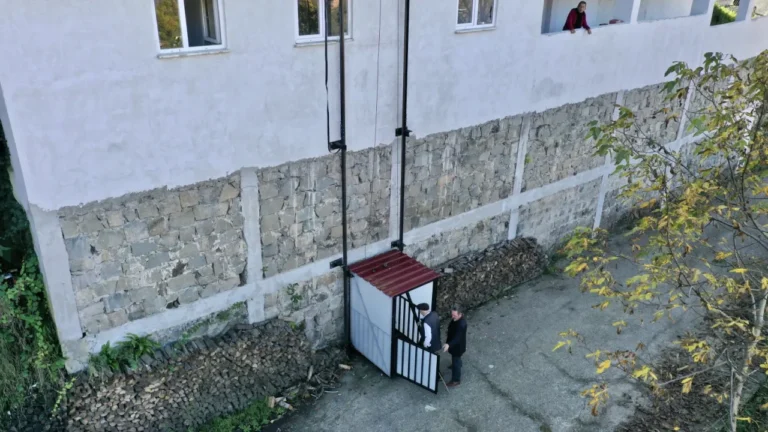 Giresun'un Eynesil ilçesindeki Yarımca Köyü Camisi'nde, yaşlı ve engelli cemaatin