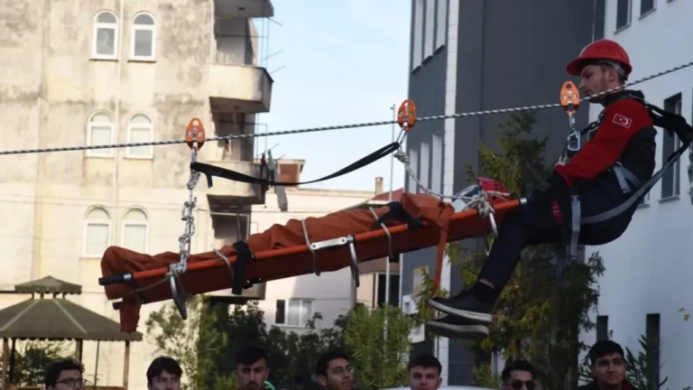 Giresun’da Yüksekokul Öğrencilerinden Kapsamlı Sivil Savunma Tatbikatı Giresun Üniversitesi Espiye Meslek Yüksekokulu Sivil Savunma ve İtfaiyecilik öğrencileri,