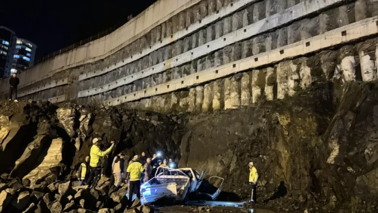 Rize'de meydana gelen trafik kazasında, bariyere çarparak yaklaşık 40 metrelik