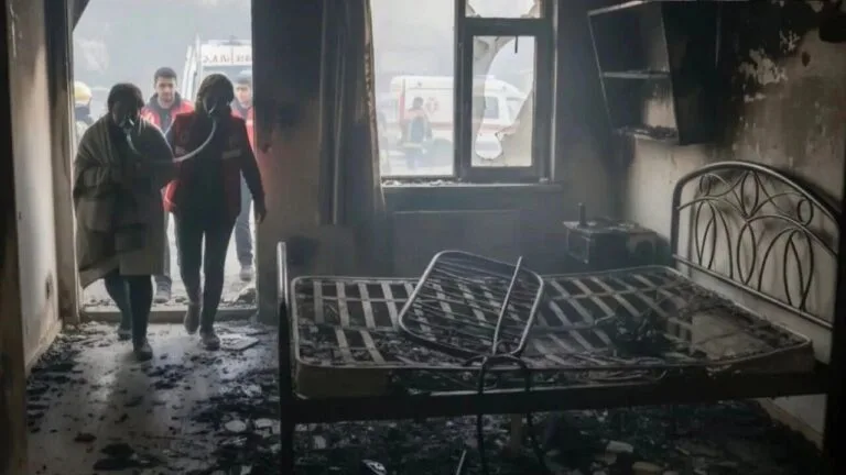 Akçatepe Mahallesi'nde bir apartman dairesinde çıkan yangın, elektrikli battaniyeden kaynaklandı.