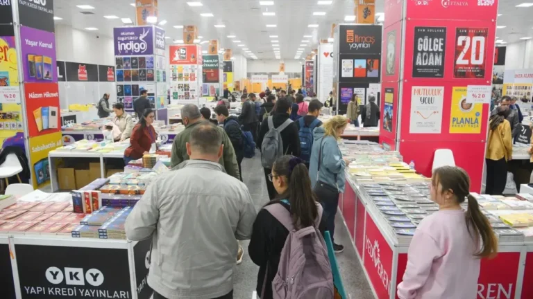 Giresun Belediyesi'nin düzenlediği 5. Giresun Kitap Fuarı, yedinci gününde yoğun