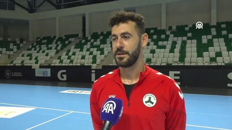 Altınpost Giresunspor'un kaptanı ve beden eğitimi öğretmeni Enes Gümüşok, hem