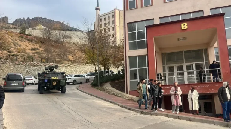 Gümüşhane Üniversitesi'nde yaşanan silahlı rehine olayında, bir idari personel mesai