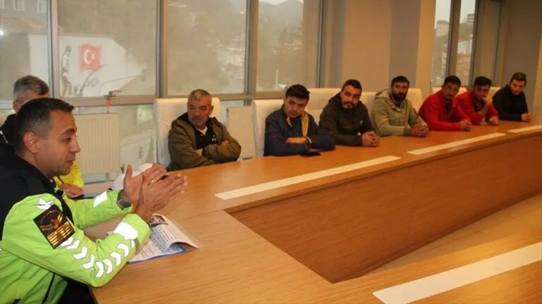 Yağlıdere Belediyesi personeli, jandarma trafik ekipleri tarafından verilen kapsamlı bir