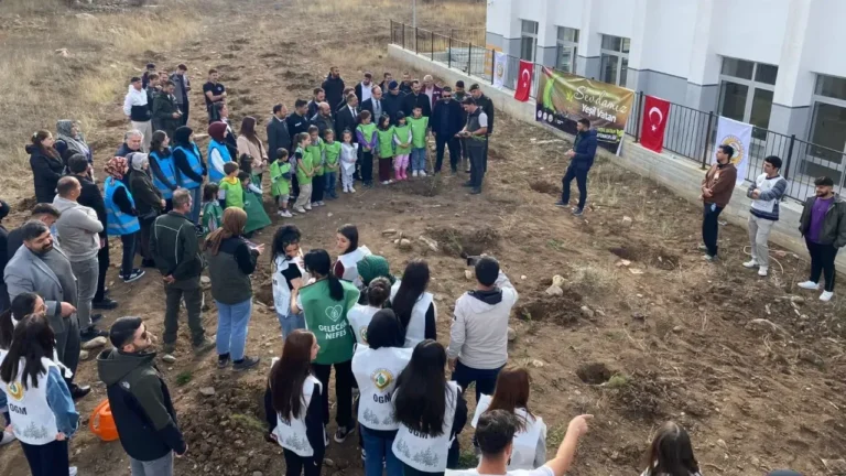 Alucra Kaymakamı Emrah Azman, çocuklarla birlikte fidan dikimi etkinliğine katıldı.