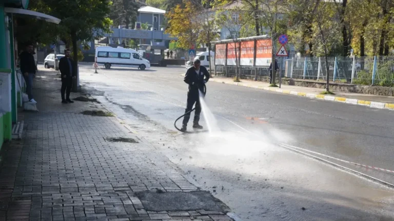Giresun Belediyesi, artan sıcaklıklarla birlikte şehir genelindeki temizlik çalışmalarını hızlandırdı.